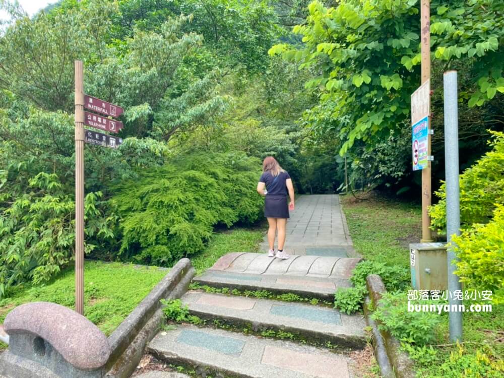 礁溪「五峰旗瀑布」號稱全台最美的三層瀑布群，步道平坦好走，適合各年齡層