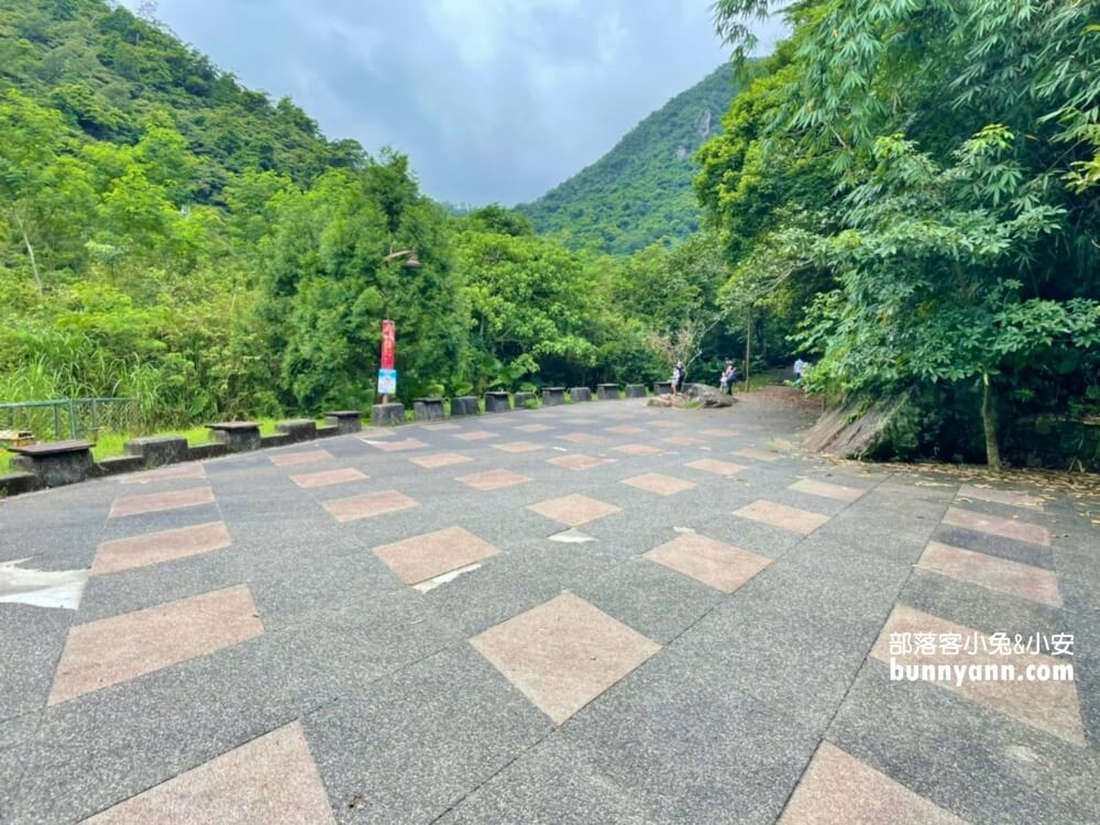 礁溪「五峰旗瀑布」號稱全台最美的三層瀑布群，步道平坦好走，適合各年齡層