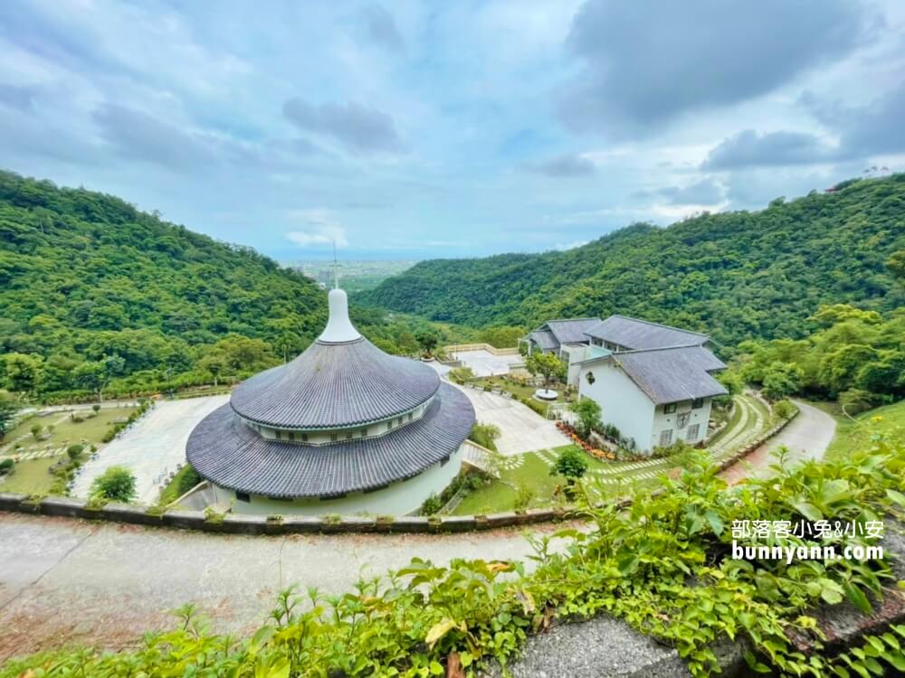 礁溪「五峰旗瀑布」號稱全台最美的三層瀑布群，步道平坦好走，適合各年齡層