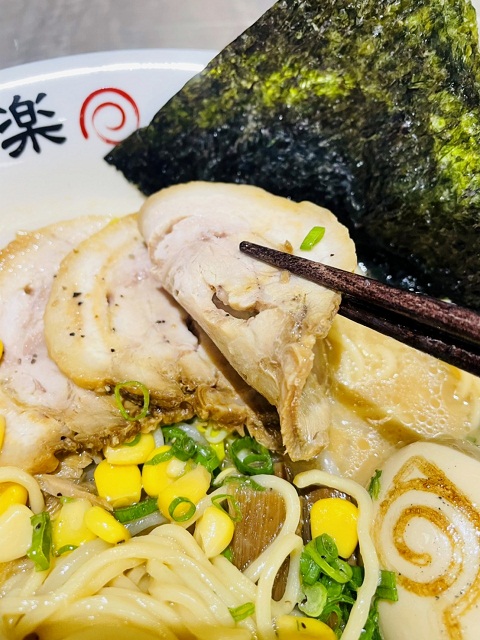 台北美食》火影忍者一樂拉麵，鳴人最愛的豚骨拉麵，秘傳煎餃好好吃
