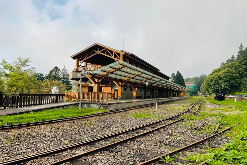 阿里山【姊妹潭】有著夢幻湖景秘境，沼平車站下車步行15分鐘。