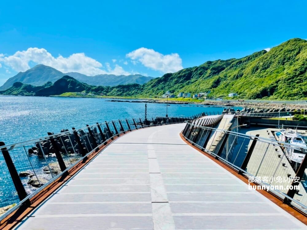 基隆【望海巷跨海景觀橋】朝向大海的步道，來回30分鐘輕鬆走完。
