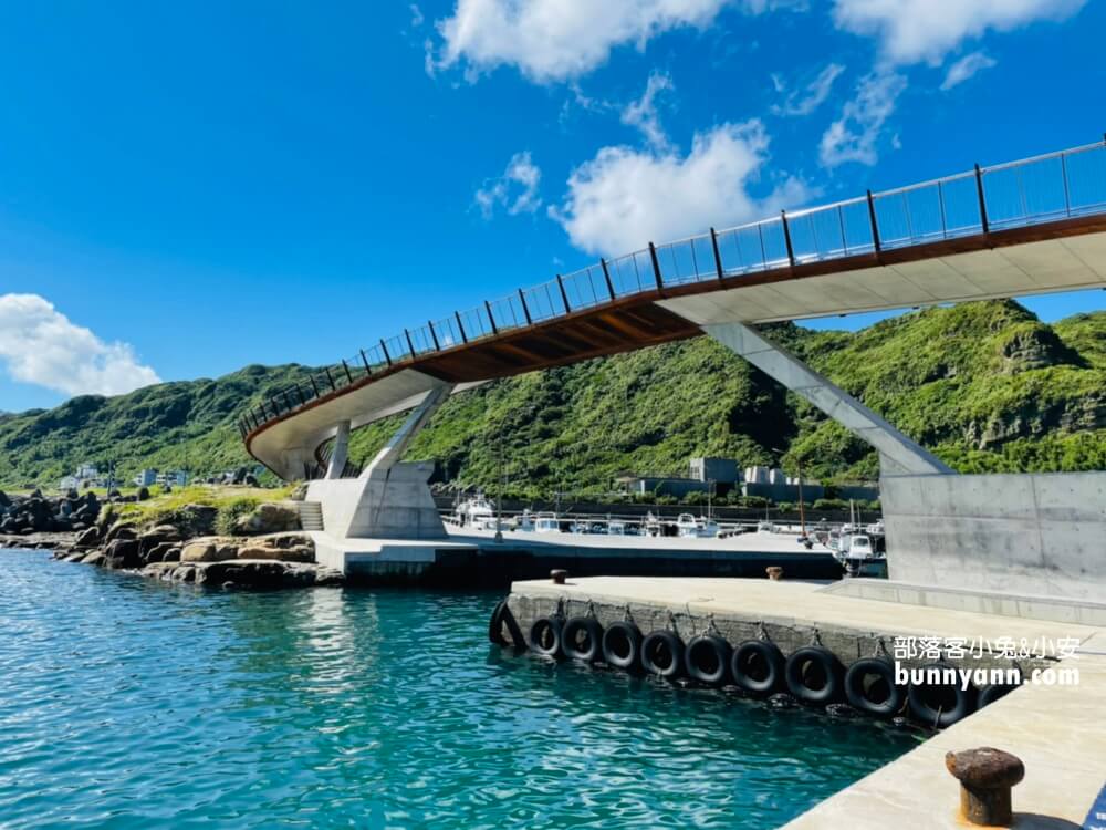 基隆【望海巷跨海景觀橋】朝向大海的步道，來回30分鐘輕鬆走完。