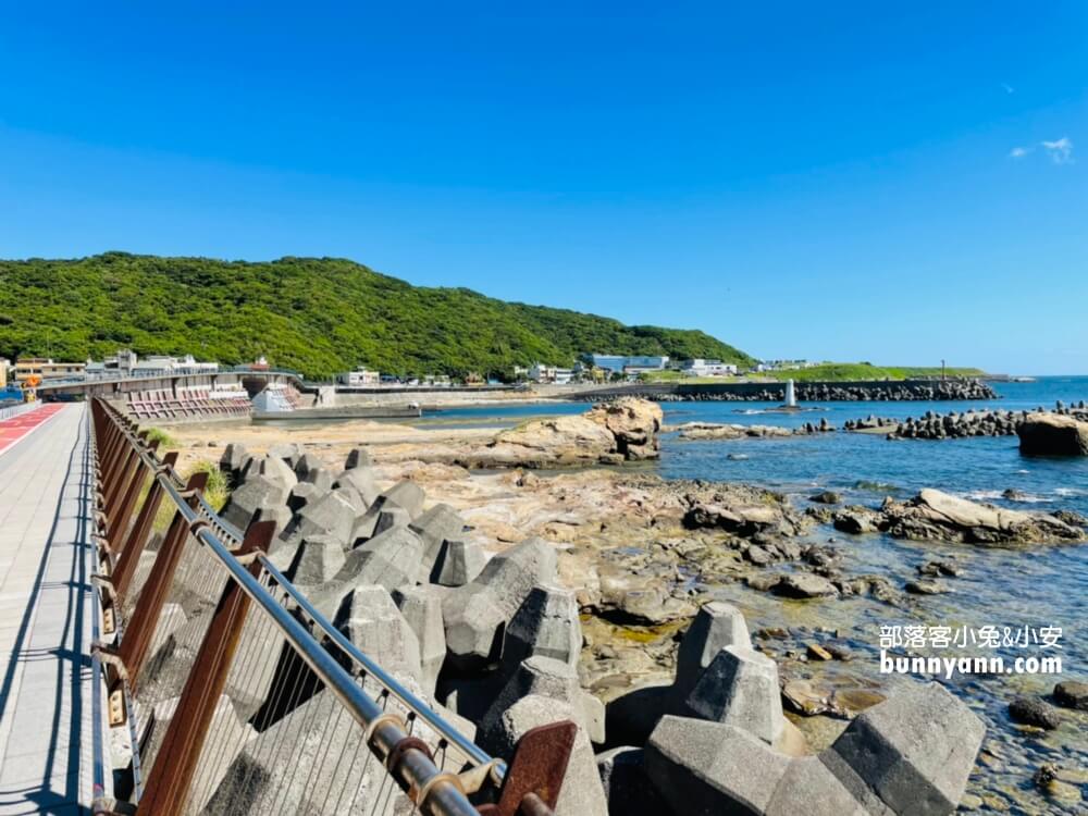 基隆【望海巷跨海景觀橋】朝向大海的步道，來回30分鐘輕鬆走完。