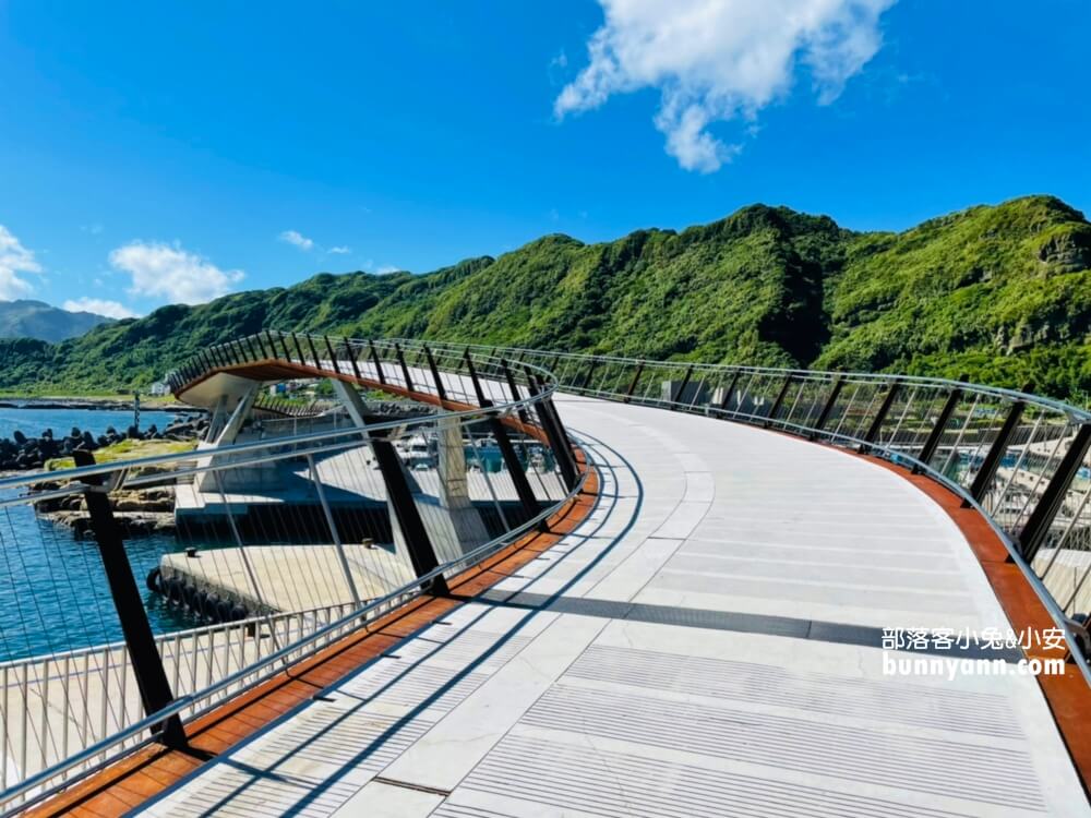 基隆【望海巷跨海景觀橋】朝向大海的步道，來回30分鐘輕鬆走完。
