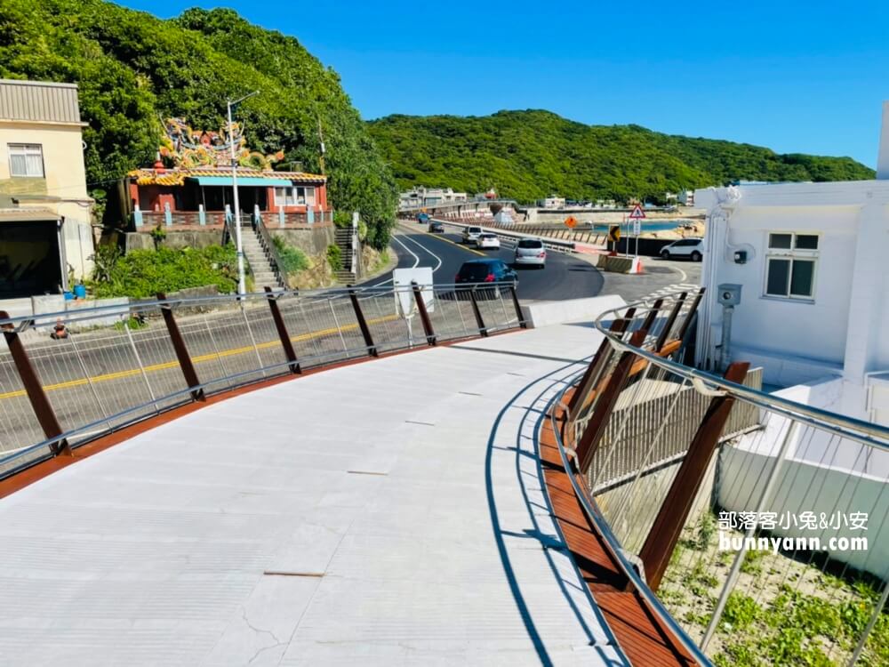 基隆【望海巷跨海景觀橋】朝向大海的步道，來回30分鐘輕鬆走完。