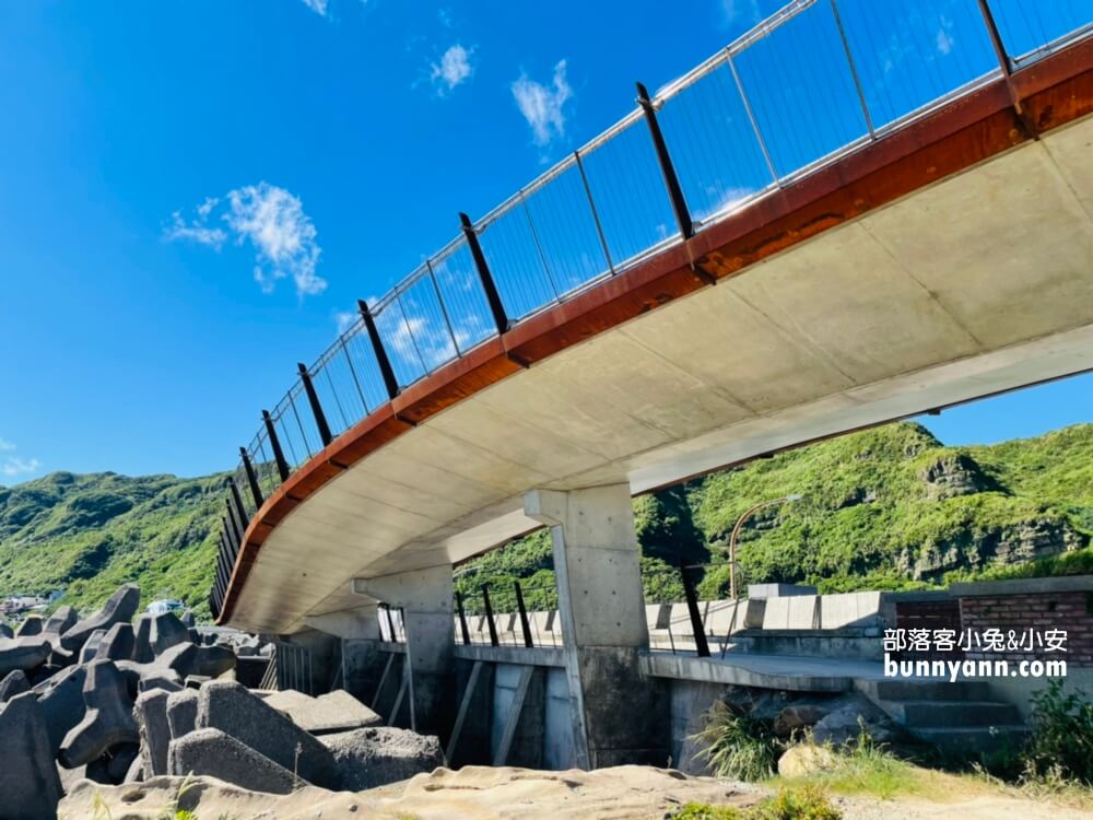 基隆【望海巷跨海景觀橋】朝向大海的步道，來回30分鐘輕鬆走完。