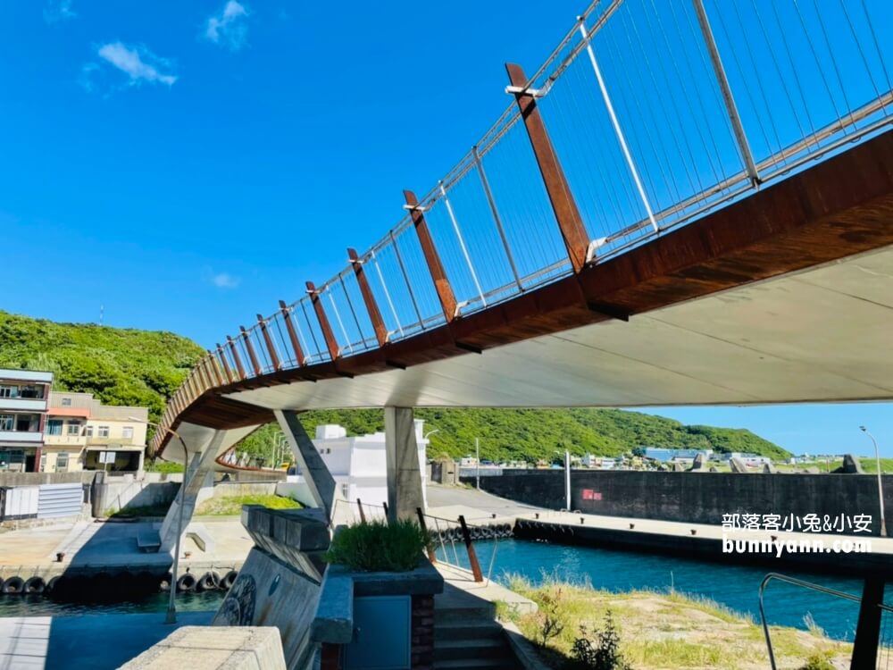 基隆【望海巷跨海景觀橋】朝向大海的步道，來回30分鐘輕鬆走完。