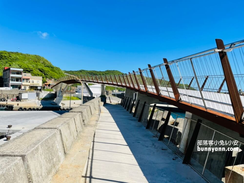 基隆【望海巷跨海景觀橋】朝向大海的步道，來回30分鐘輕鬆走完。