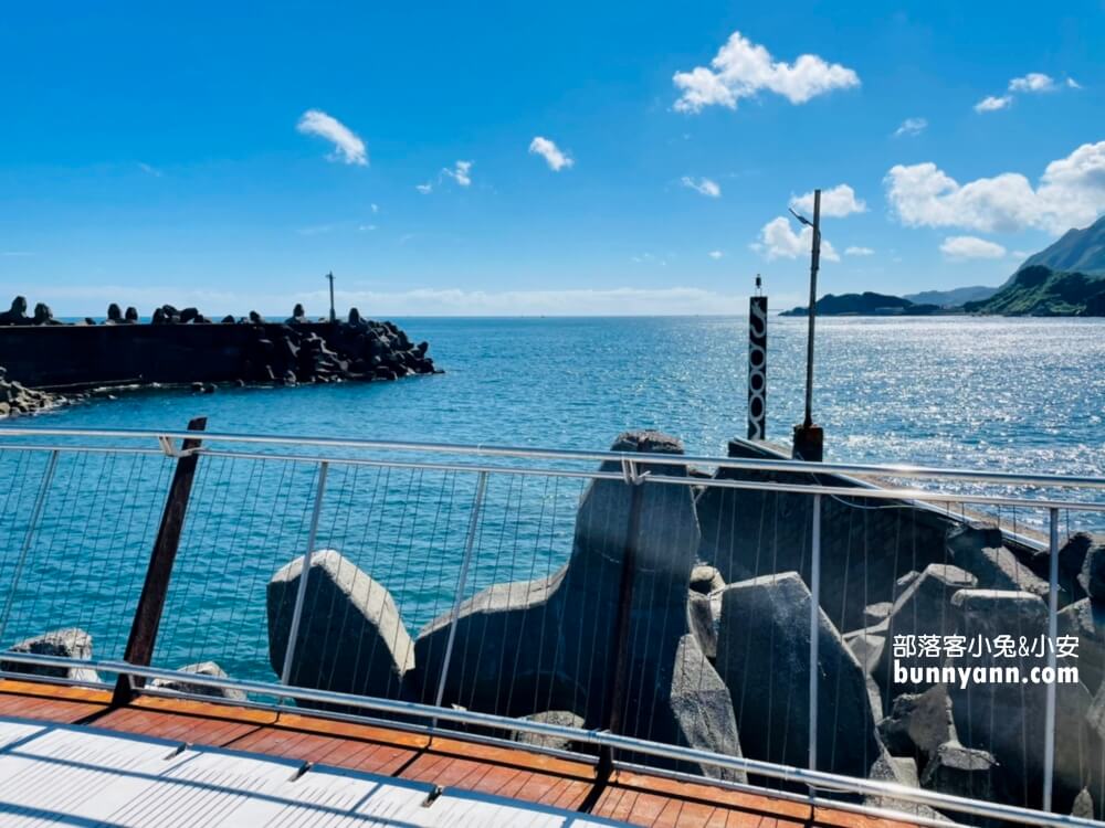 基隆【望海巷跨海景觀橋】朝向大海的步道，來回30分鐘輕鬆走完。