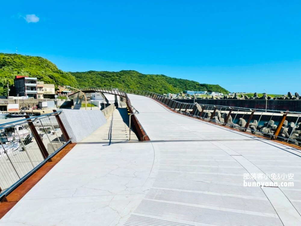 基隆【望海巷跨海景觀橋】賞360度無敵海景，八斗子最美鐵馬道