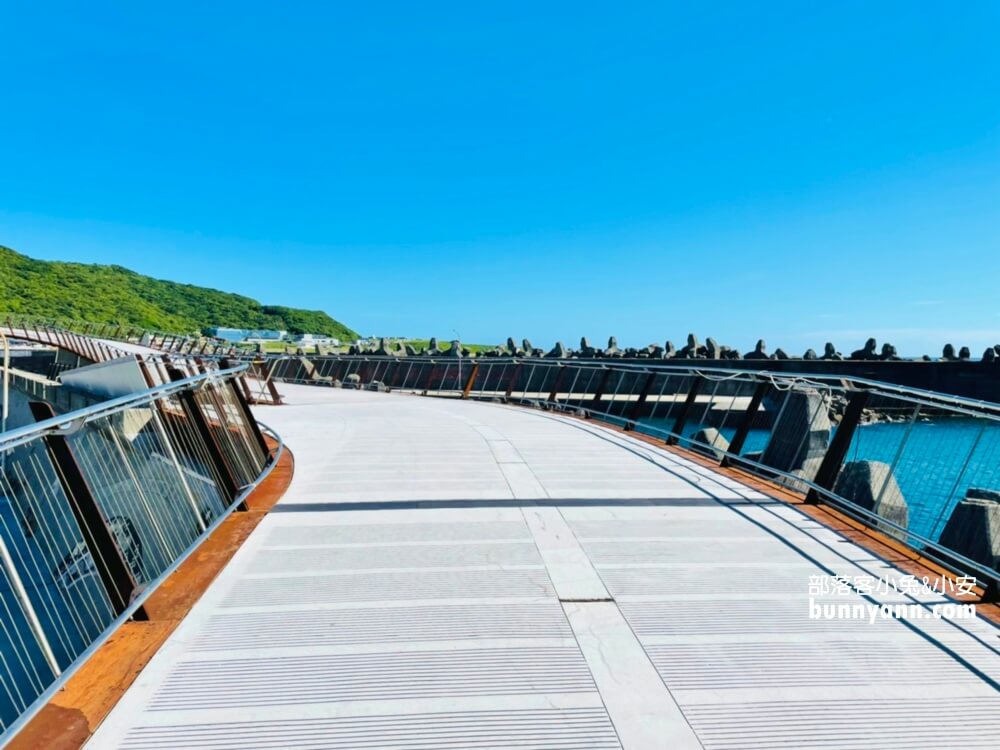 基隆【望海巷跨海景觀橋】朝向大海的步道，來回30分鐘輕鬆走完。