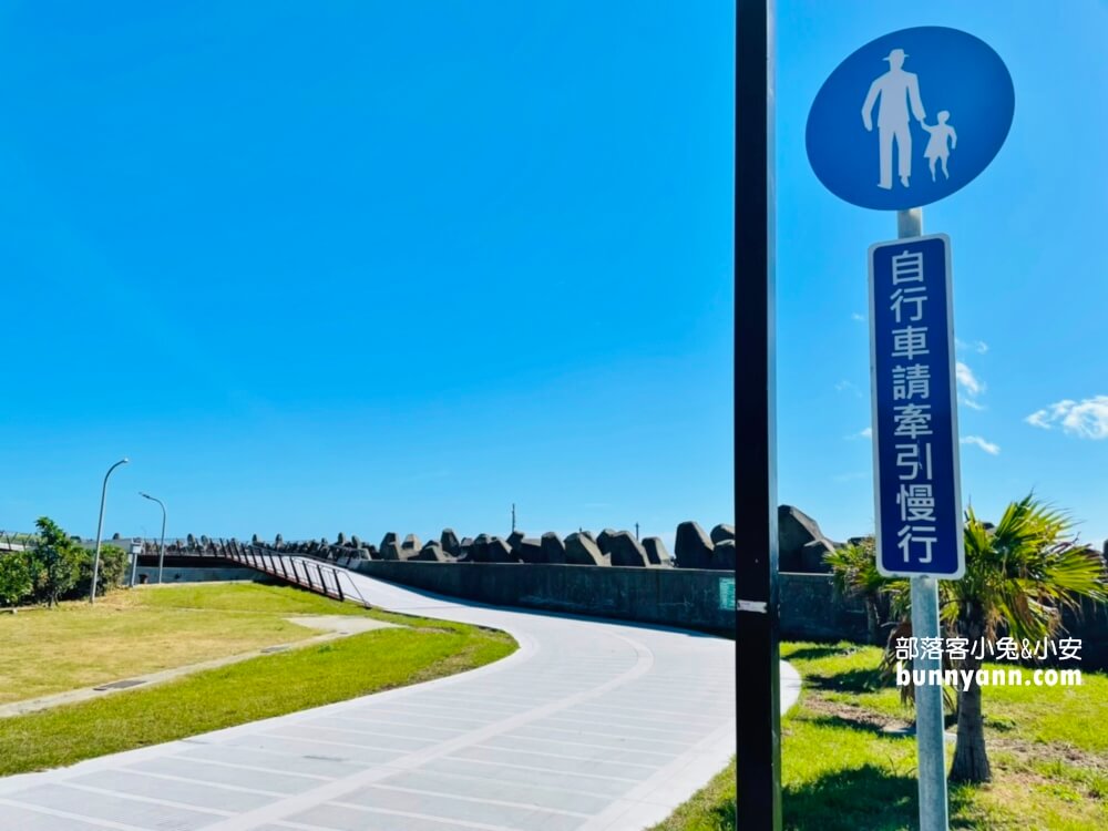 基隆【望海巷跨海景觀橋】朝向大海的步道，來回30分鐘輕鬆走完。