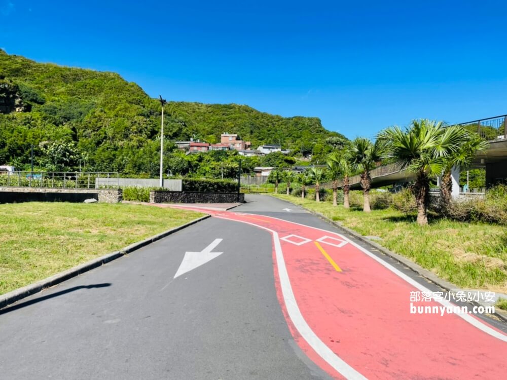 基隆【望海巷跨海景觀橋】朝向大海的步道，來回30分鐘輕鬆走完。