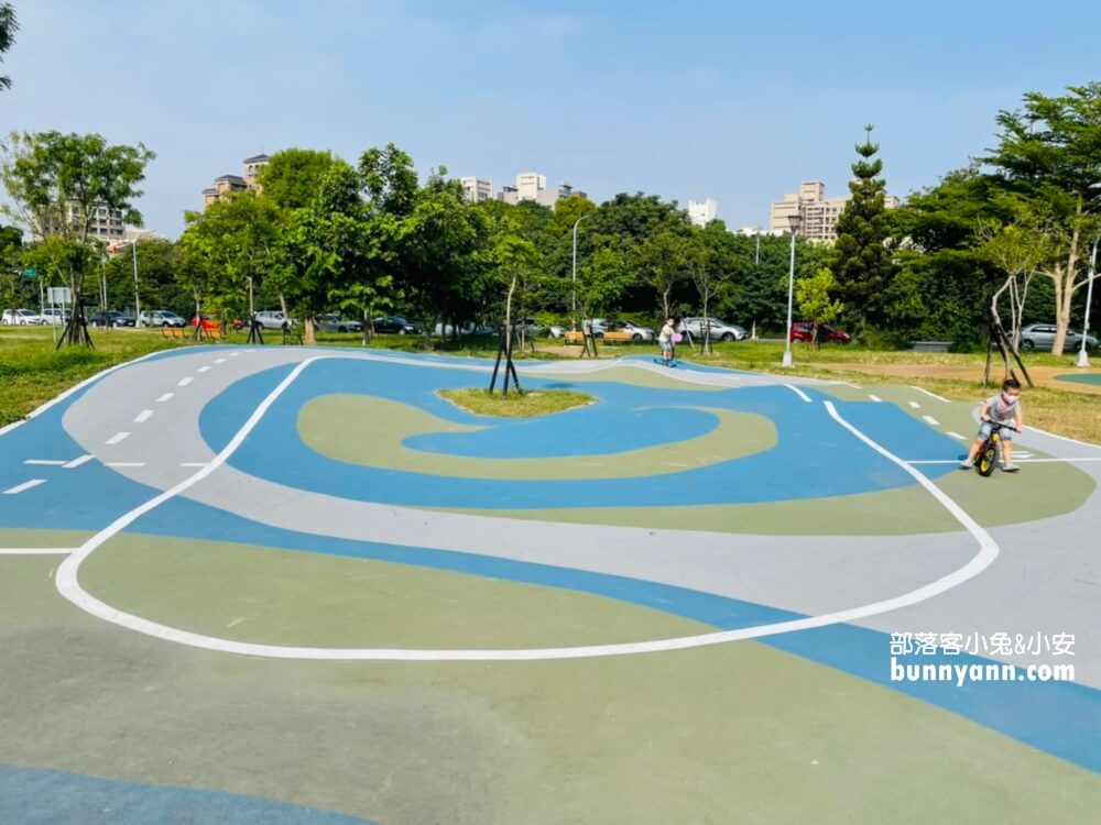竹北【AI智慧園區公園】滑步車練習場，親子沙坑遊戲場來囉