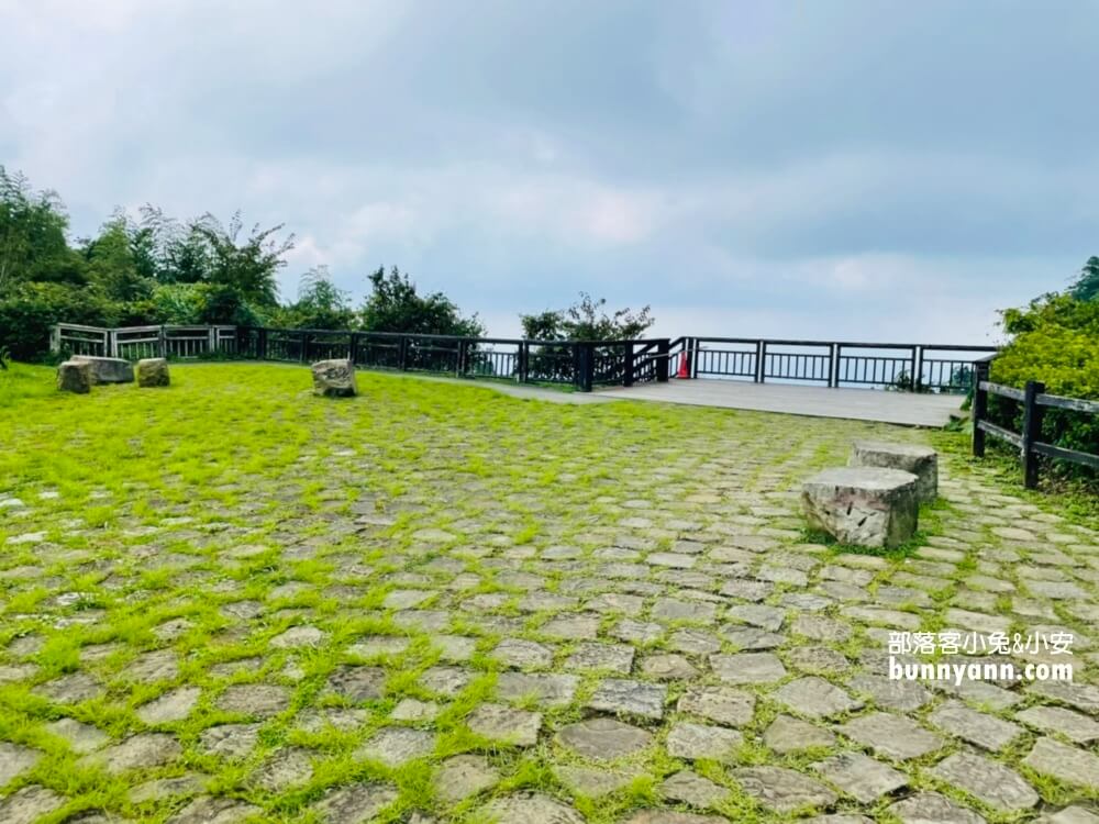 【二延平步道】除了景色悠閒，更能瞧見雲瀑、雲海、隙頂夕照、茶田景色等自然美景