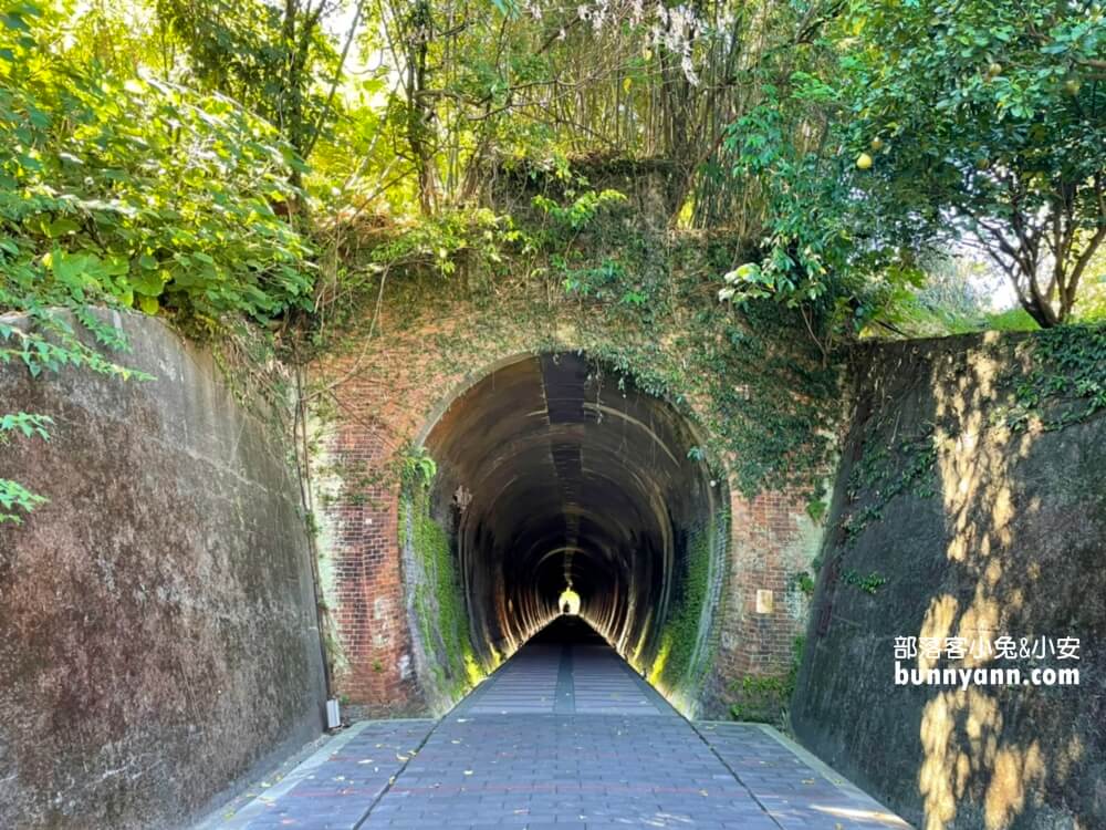 【新北】五堵台鐵舊隧道自行車道，神隱少女隧道藏在這裡