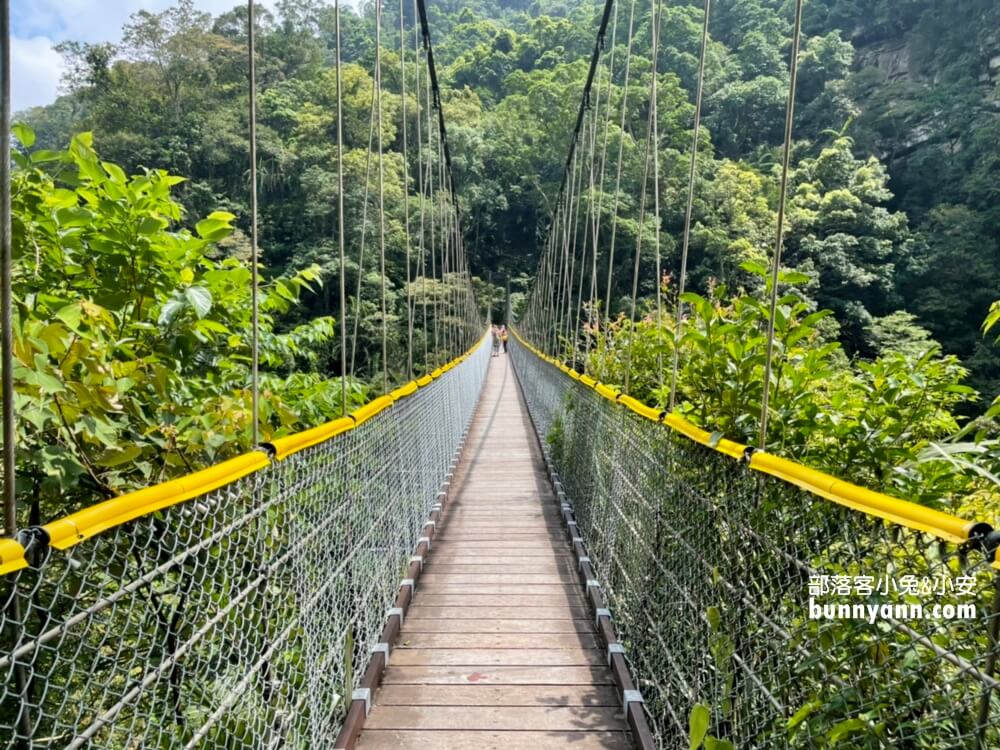 南庄【神仙谷瀑布】園區內擁有壯麗的景色和水量豐沛的山谷瀑布