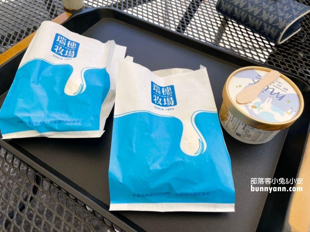 花蓮》瑞穗牧場，餵牛牛吃草，吃鮮奶饅頭、喝鮮奶好地方。