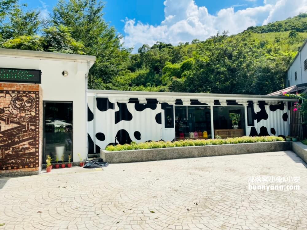 花蓮》瑞穗牧場，餵牛牛吃草，吃鮮奶饅頭、喝鮮奶好地方。