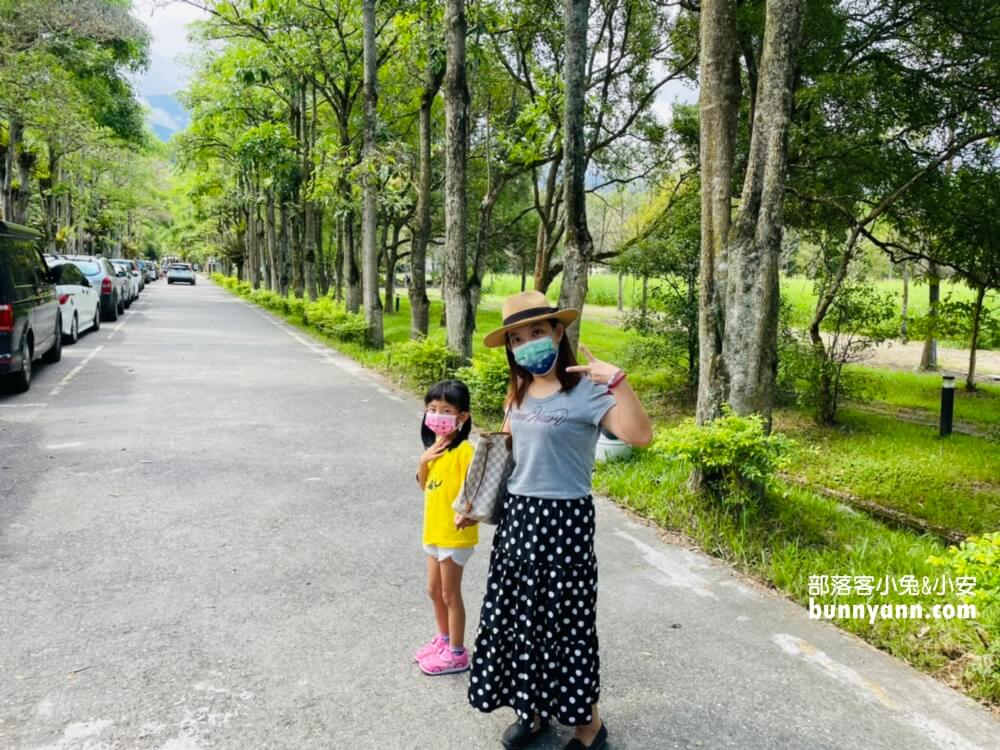花蓮》瑞穗牧場，餵牛牛吃草，吃鮮奶饅頭、喝鮮奶好地方。