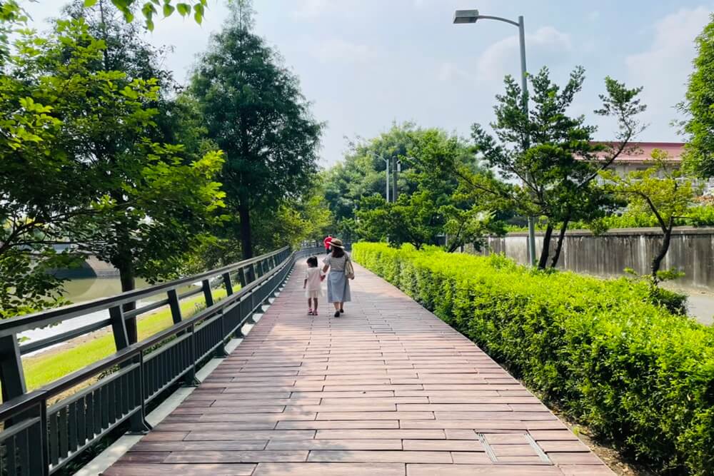 台南月津港親水公園，橋南老街半日遊，騎單車漫遊河濱好悠閒