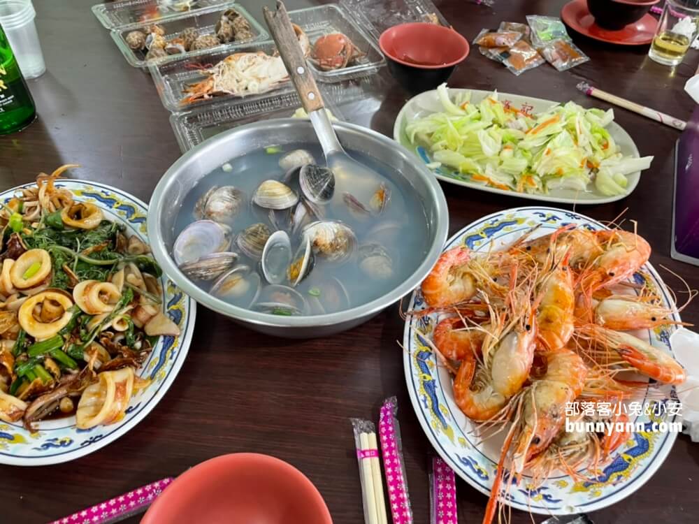 高雄「蚵仔寮觀光魚市」來去蚵仔寮漁港買新鮮魚貨，代客料理也太好吃。