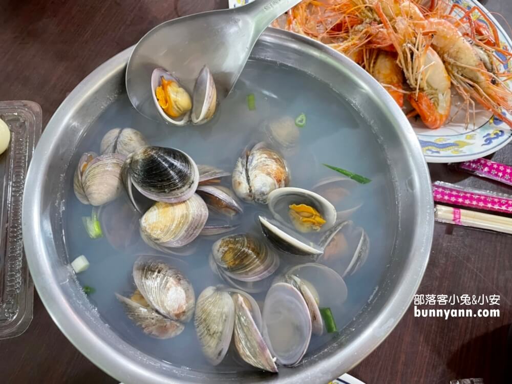 高雄「蚵仔寮觀光魚市」來去蚵仔寮漁港買新鮮魚貨，代客料理也太好吃。
