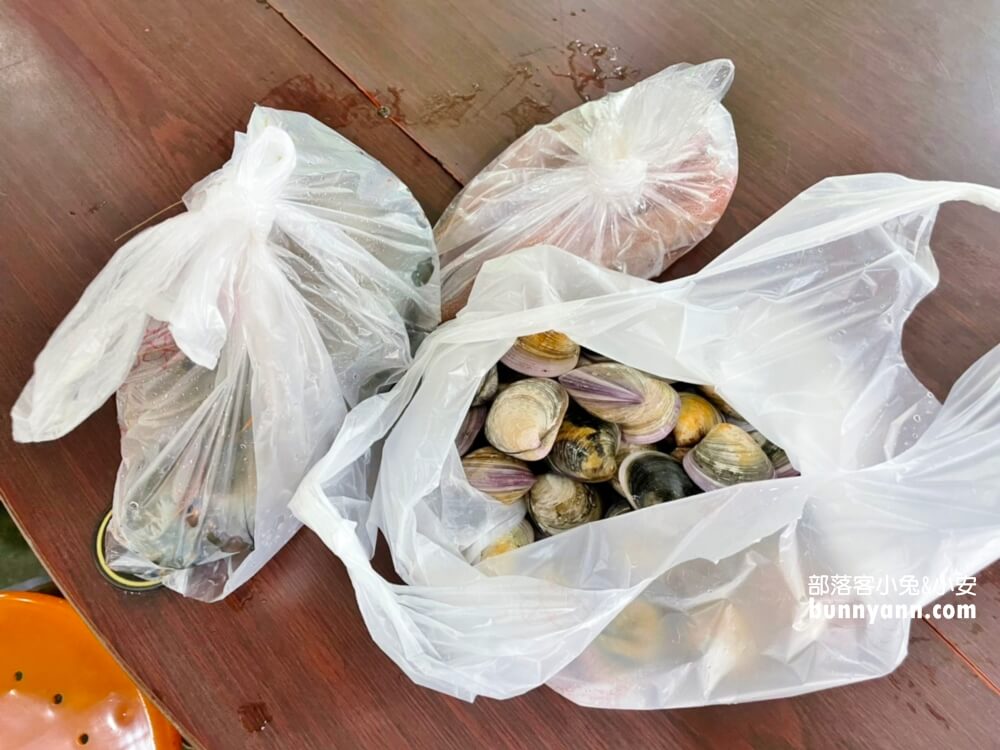 高雄「蚵仔寮觀光魚市」來去蚵仔寮漁港買新鮮魚貨，代客料理也太好吃。