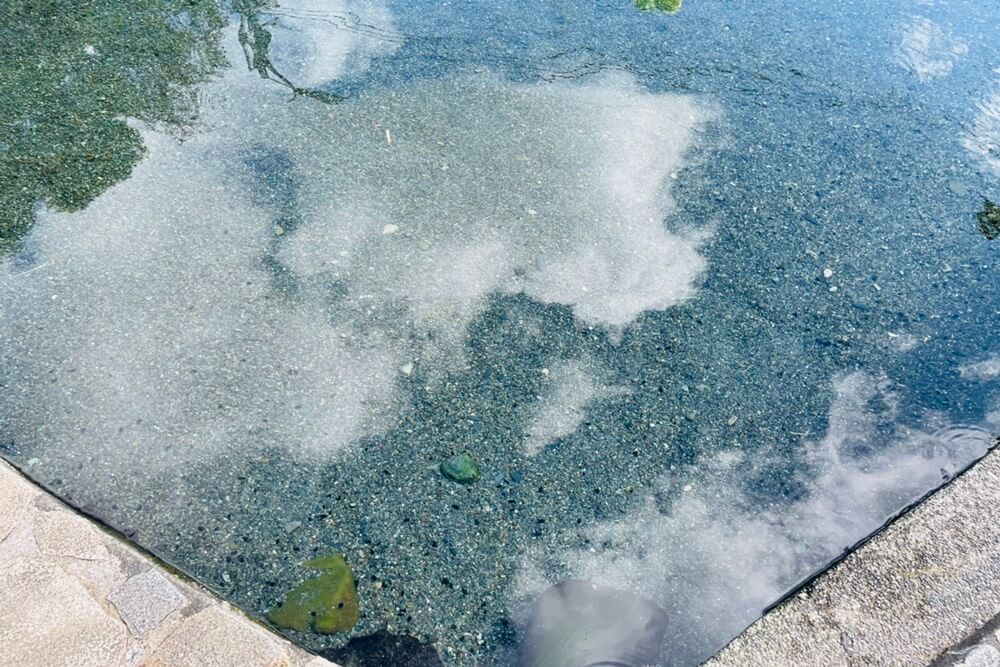 宜蘭員山【螃蟹冒泡】免費玩迷你滑水道，清澈見底地底湧泉戲水池