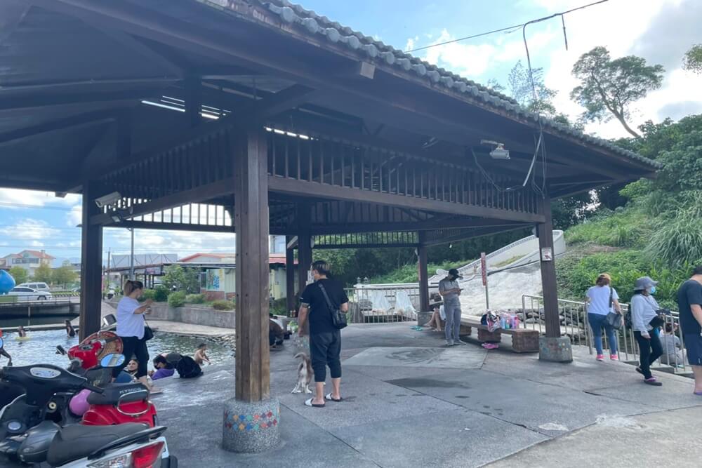 宜蘭員山【螃蟹冒泡】免費玩迷你滑水道，清澈見底地底湧泉戲水池