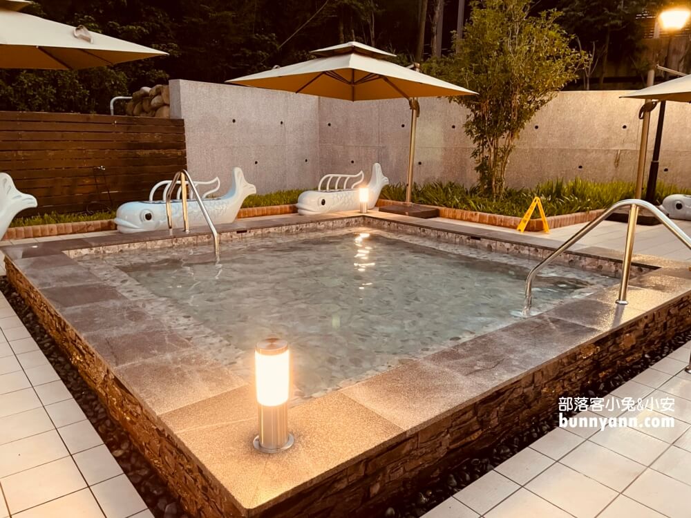 桃園【羅浮溫泉】有露天SPA池和小孩愛的戲水池，泉質真的很棒