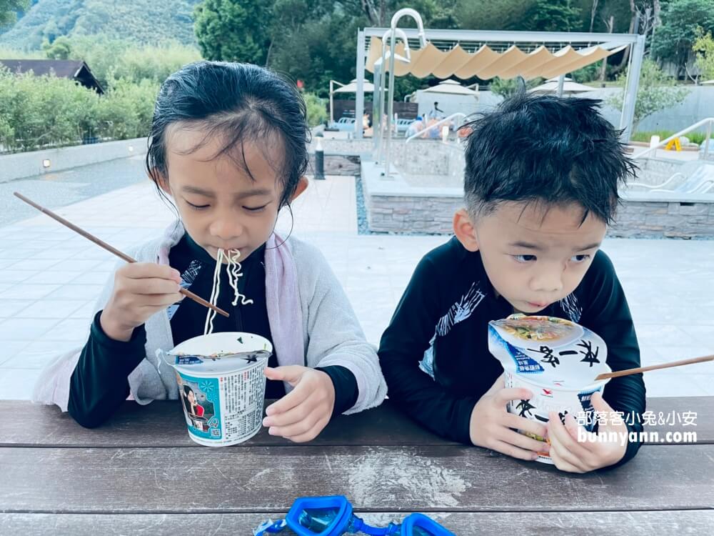 桃園【羅浮溫泉】有露天SPA池和小孩愛的戲水池，泉質真的很棒