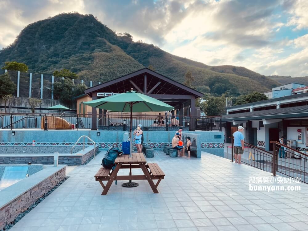 桃園【羅浮溫泉】有露天SPA池和小孩愛的戲水池，泉質真的很棒