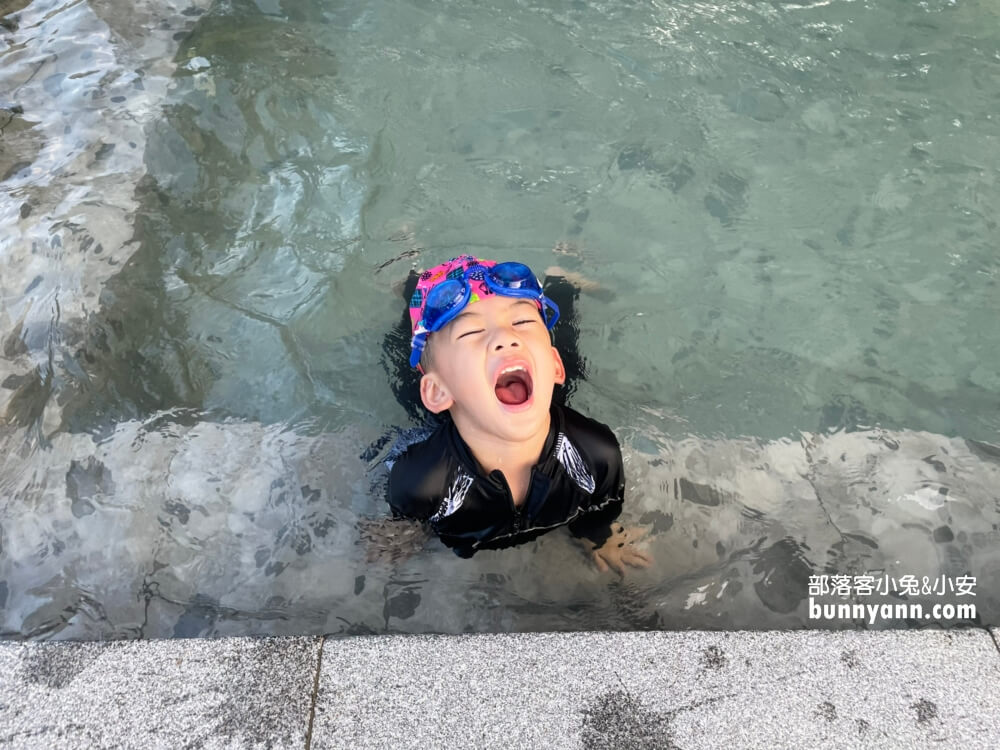 桃園【羅浮溫泉】有露天SPA池和小孩愛的戲水池，泉質真的很棒