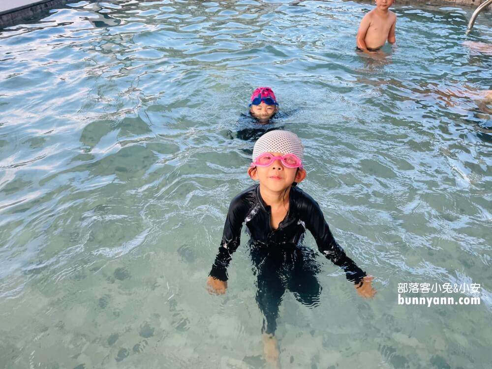 桃園【羅浮溫泉】有露天SPA池和小孩愛的戲水池，泉質真的很棒