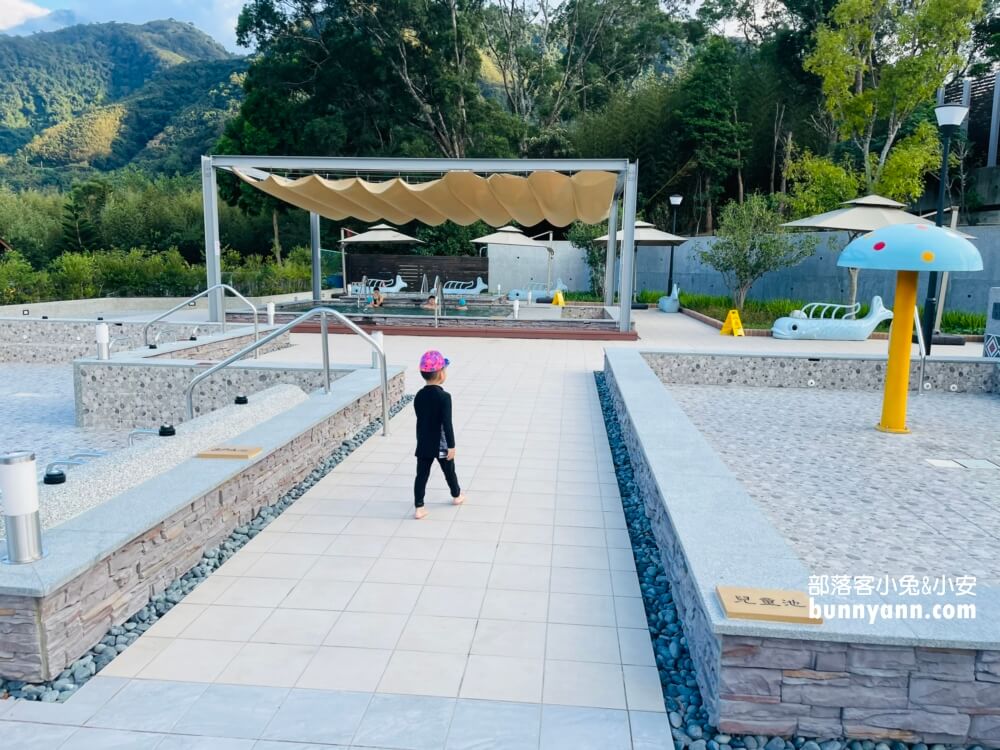 桃園【羅浮溫泉】有露天SPA池和小孩愛的戲水池，泉質真的很棒