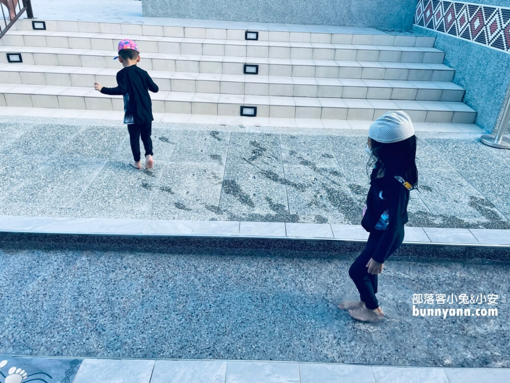 桃園【羅浮溫泉】有露天SPA池和小孩愛的戲水池，泉質真的很棒