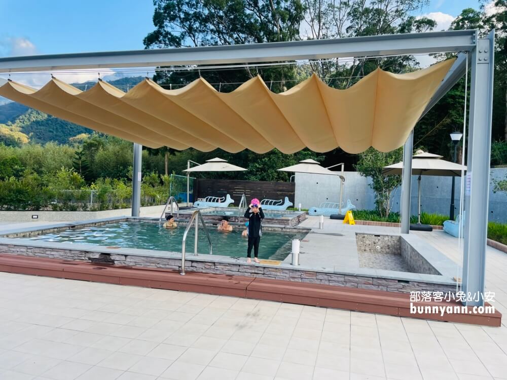 桃園【羅浮溫泉】有露天SPA池和小孩愛的戲水池，泉質真的很棒