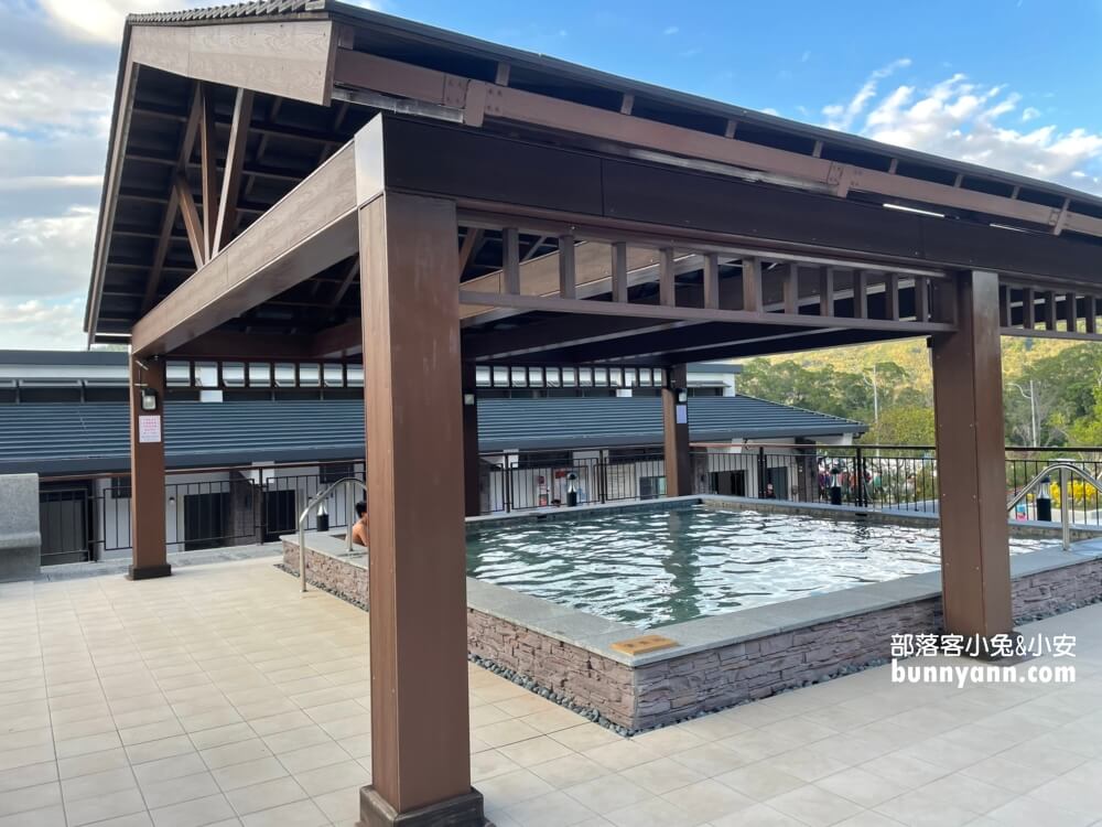 桃園【羅浮溫泉】有露天SPA池和小孩愛的戲水池，泉質真的很棒