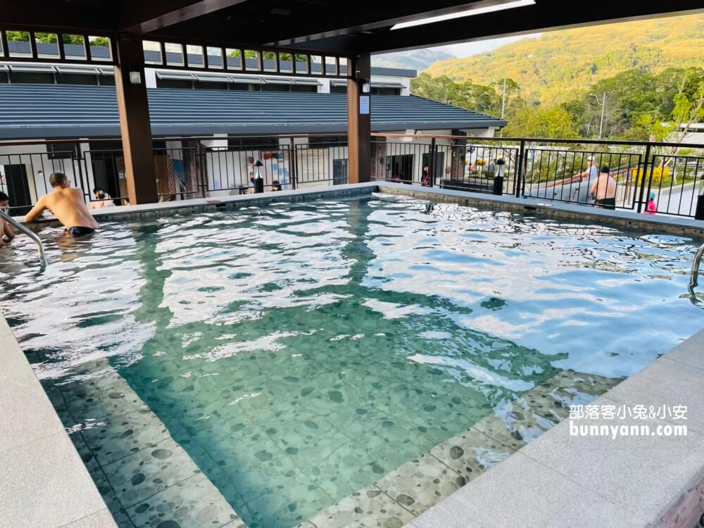 桃園【羅浮溫泉】有露天SPA池和小孩愛的戲水池，泉質真的很棒