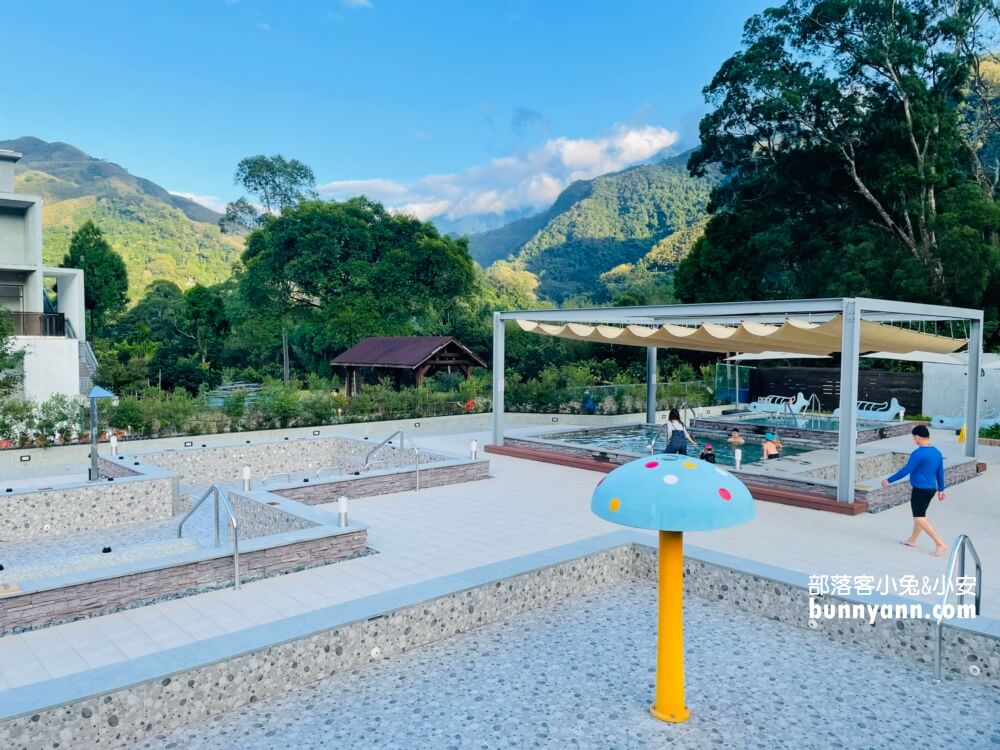 桃園【羅浮溫泉】有露天SPA池和小孩愛的戲水池，泉質真的很棒