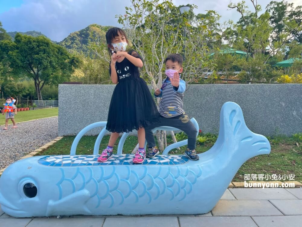 桃園【羅浮溫泉】有露天SPA池和小孩愛的戲水池，泉質真的很棒