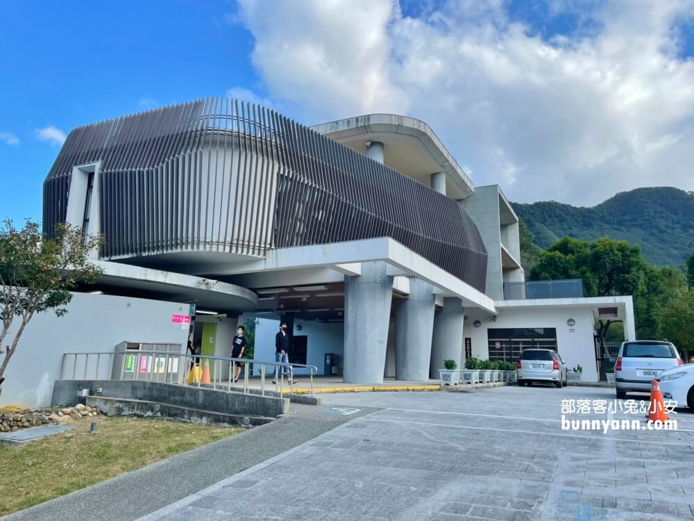 桃園【羅浮溫泉】有露天SPA池和小孩愛的戲水池，泉質真的很棒