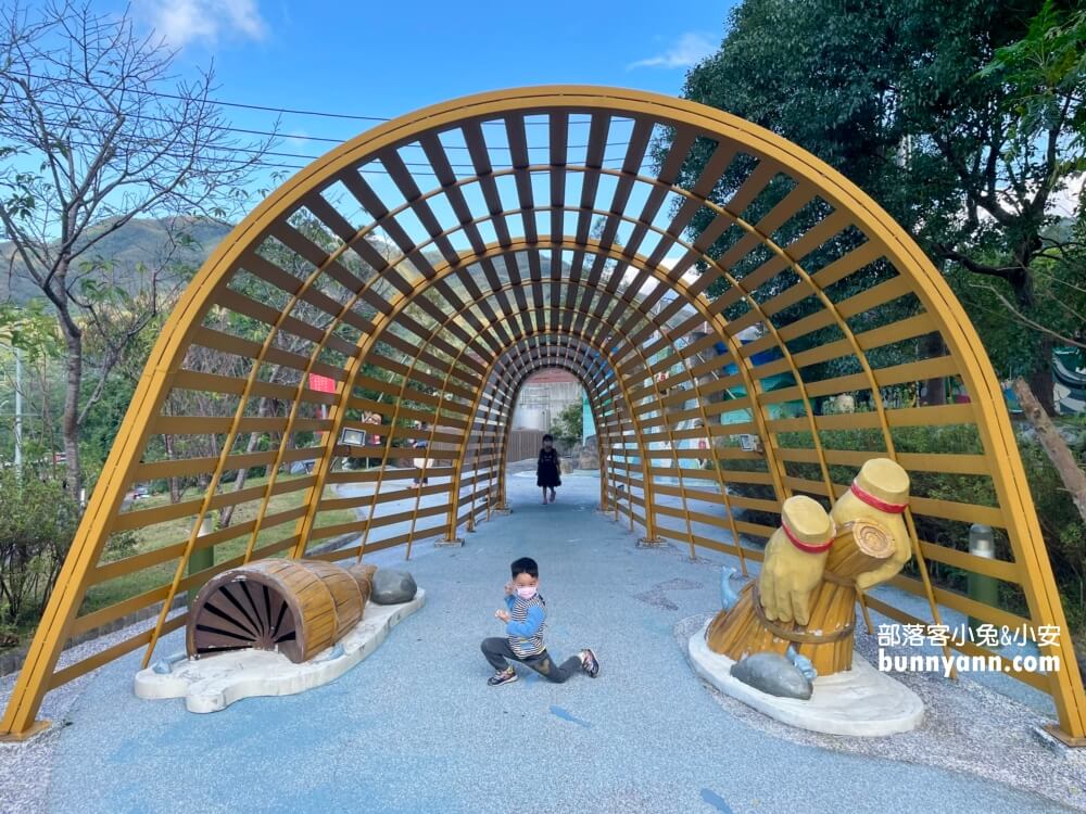 桃園【羅浮溫泉】有露天SPA池和小孩愛的戲水池，泉質真的很棒