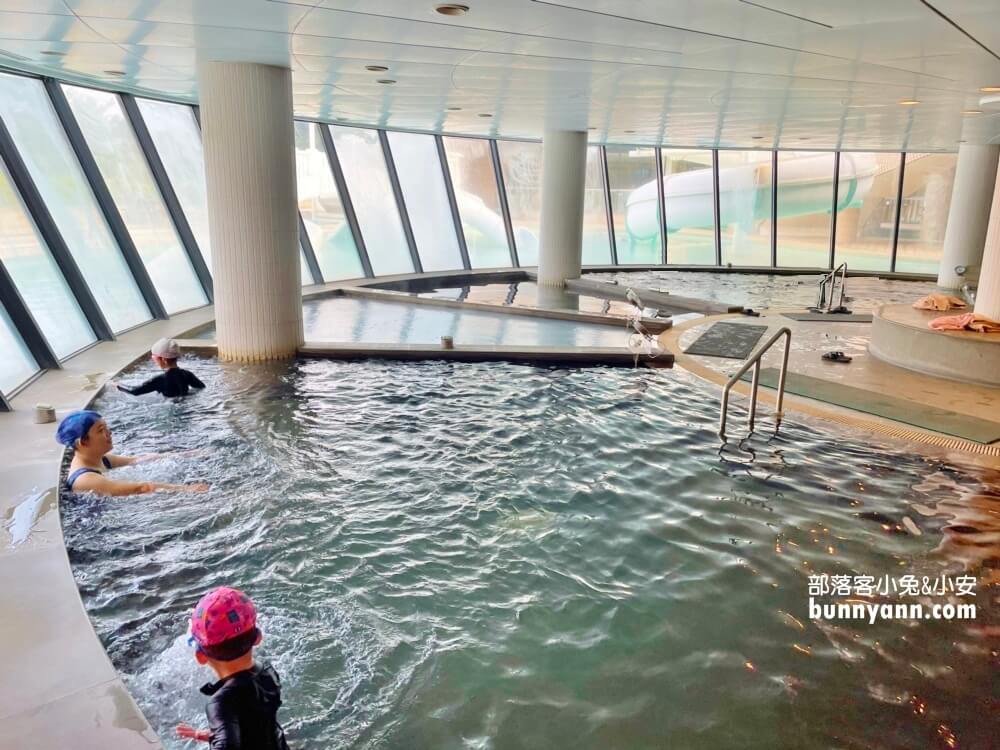【陽明山天籟渡假酒店】從飯店前就能欣賞到陽明山的美麗風光，開車前往金山老街只需約15分鐘，地點超方便！