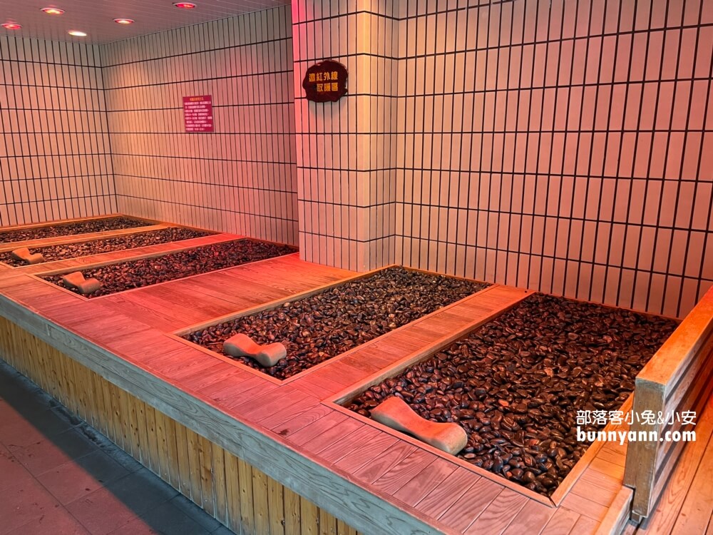 【陽明山天籟渡假酒店】從飯店前就能欣賞到陽明山的美麗風光，開車前往金山老街只需約15分鐘，地點超方便！