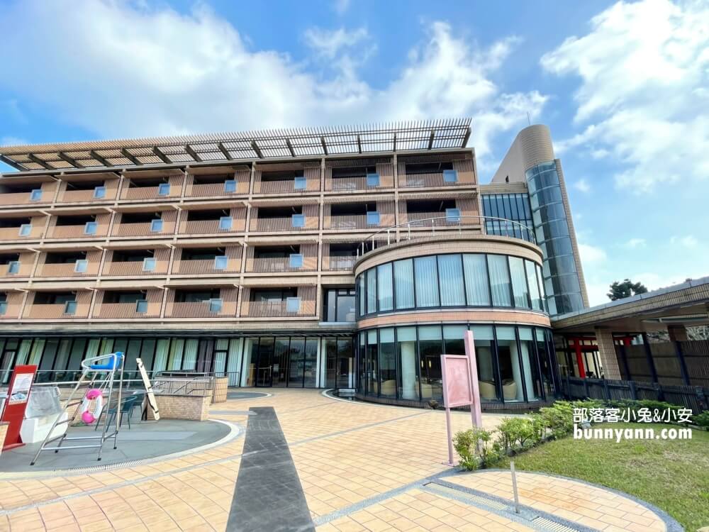 【陽明山天籟渡假酒店】從飯店前就能欣賞到陽明山的美麗風光，開車前往金山老街只需約15分鐘，地點超方便！