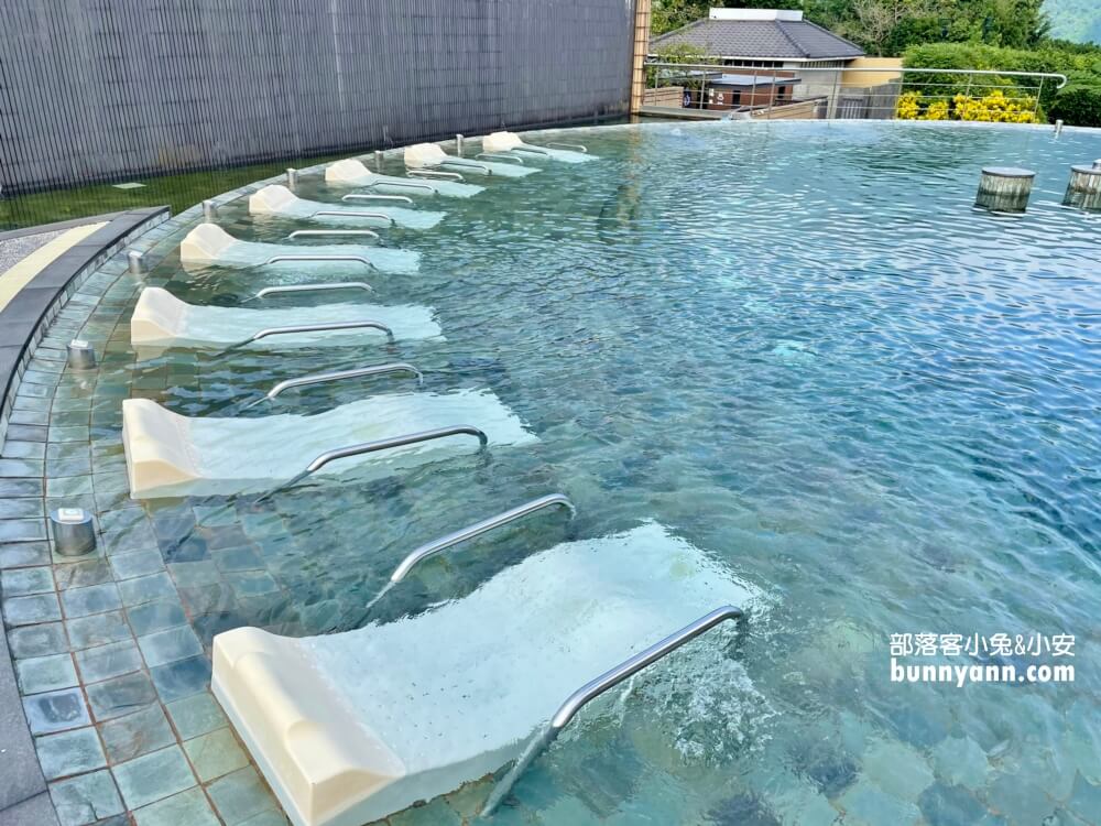 【陽明山天籟渡假酒店】從飯店前就能欣賞到陽明山的美麗風光，開車前往金山老街只需約15分鐘，地點超方便！