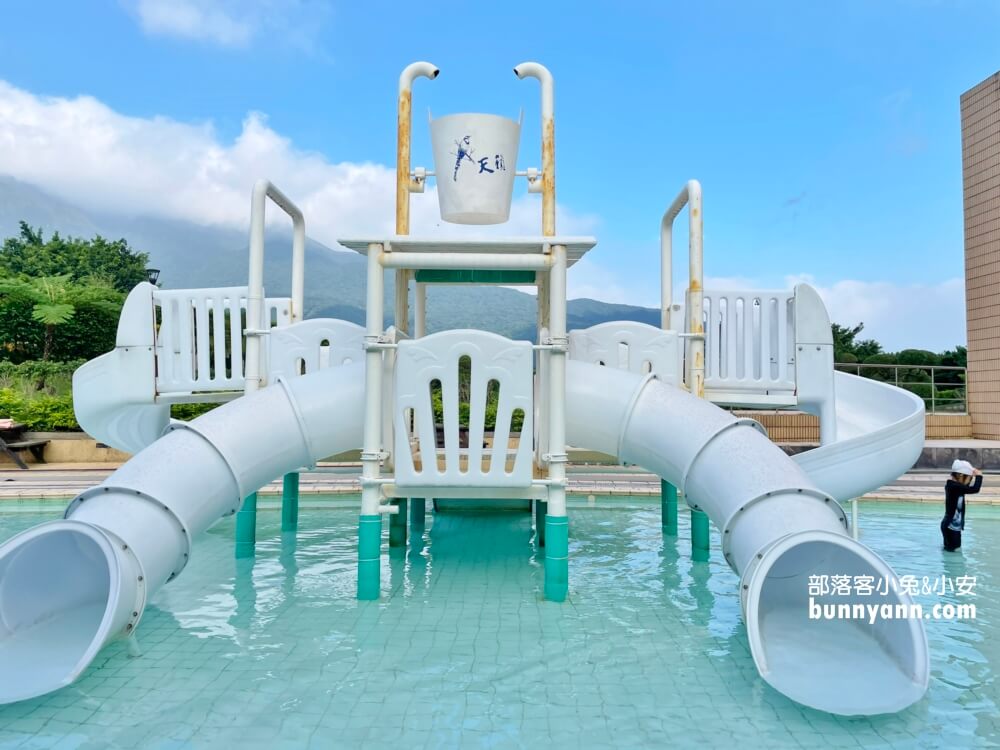 【陽明山天籟渡假酒店】從飯店前就能欣賞到陽明山的美麗風光，開車前往金山老街只需約15分鐘，地點超方便！